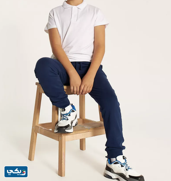 ملابس مدارس للمرحلة الابتدائية