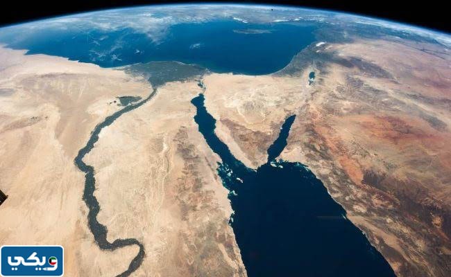 مسطح مائي اصغر من المحيط يفصل بين القارات