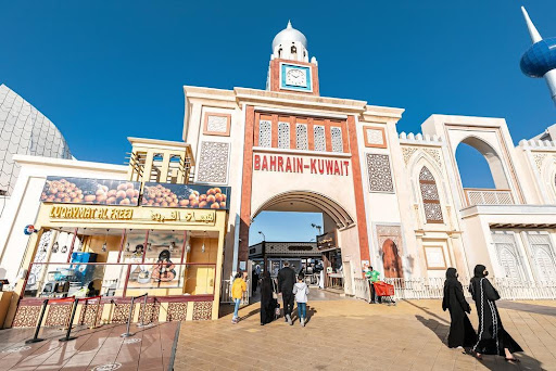 داخل البحرين والكويت، حيث تشكل التقاليد تجربة الزوار